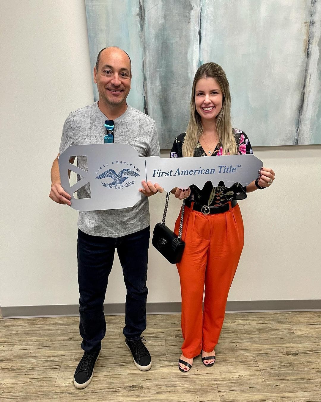 Casal segurando a chave após comprar imóvel em Orlando com Jen Dantas