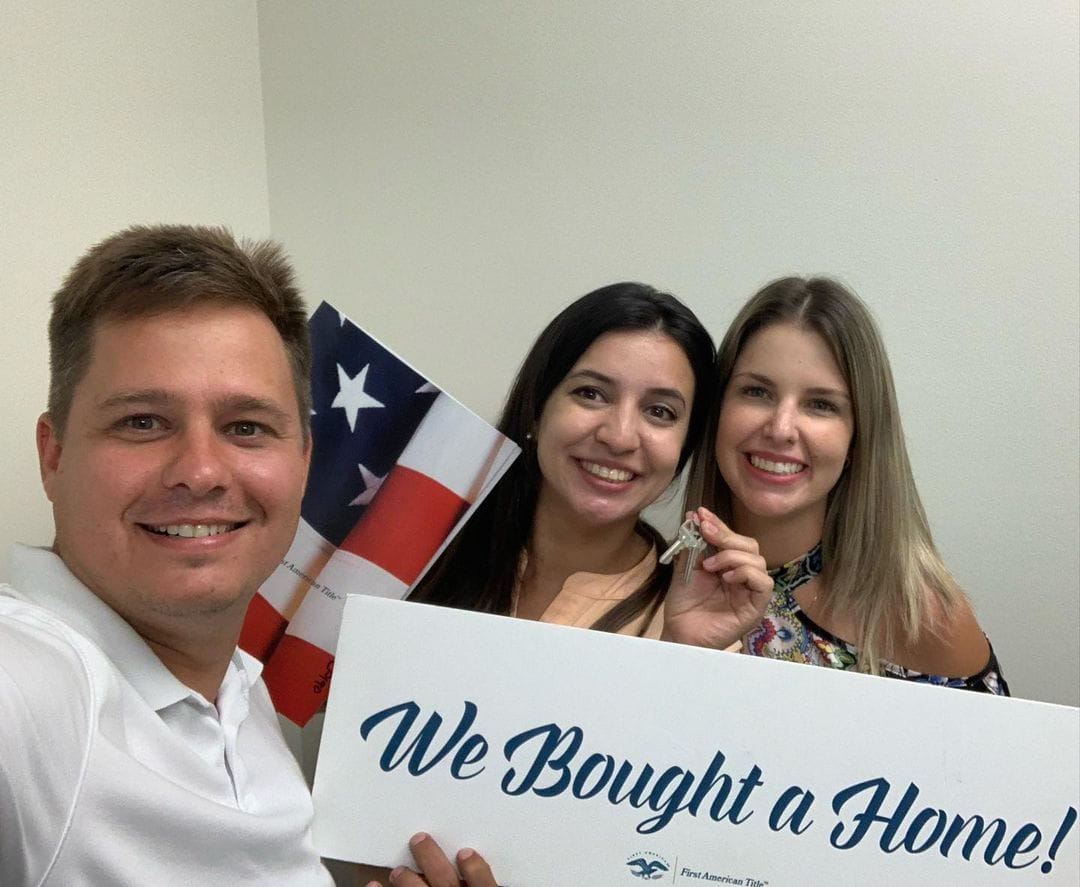Casal feliz após comprar casa em Orlando com orientação da Jen