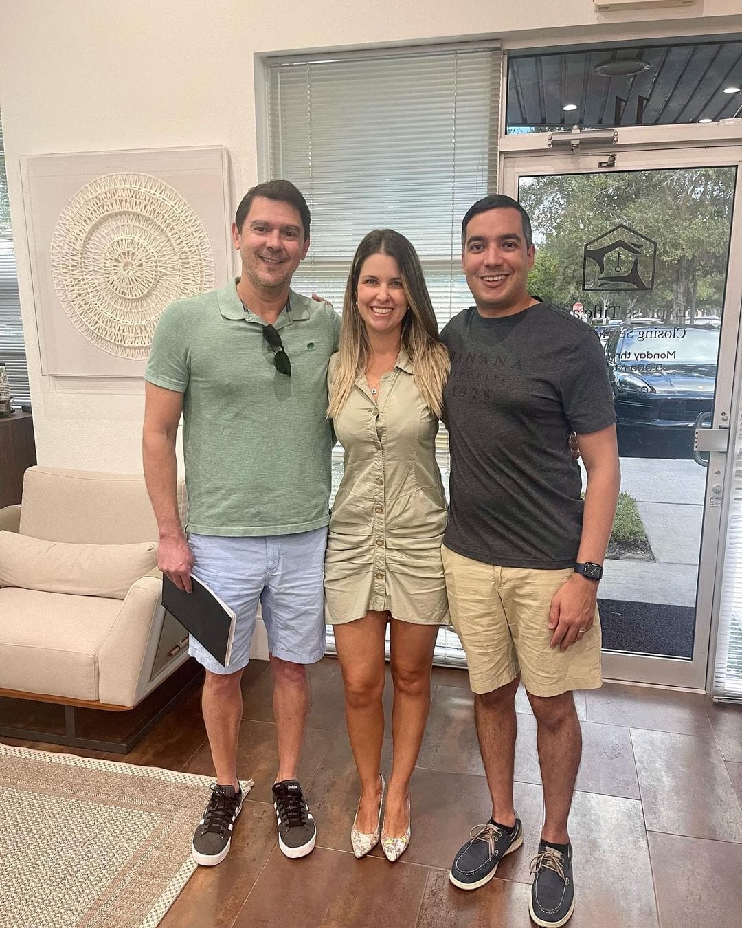 Família em frente à casa nova em Orlando