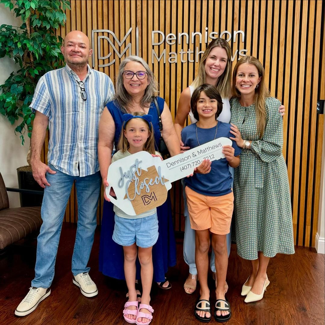 Clientes segurando a chave do imóvel em Orlando