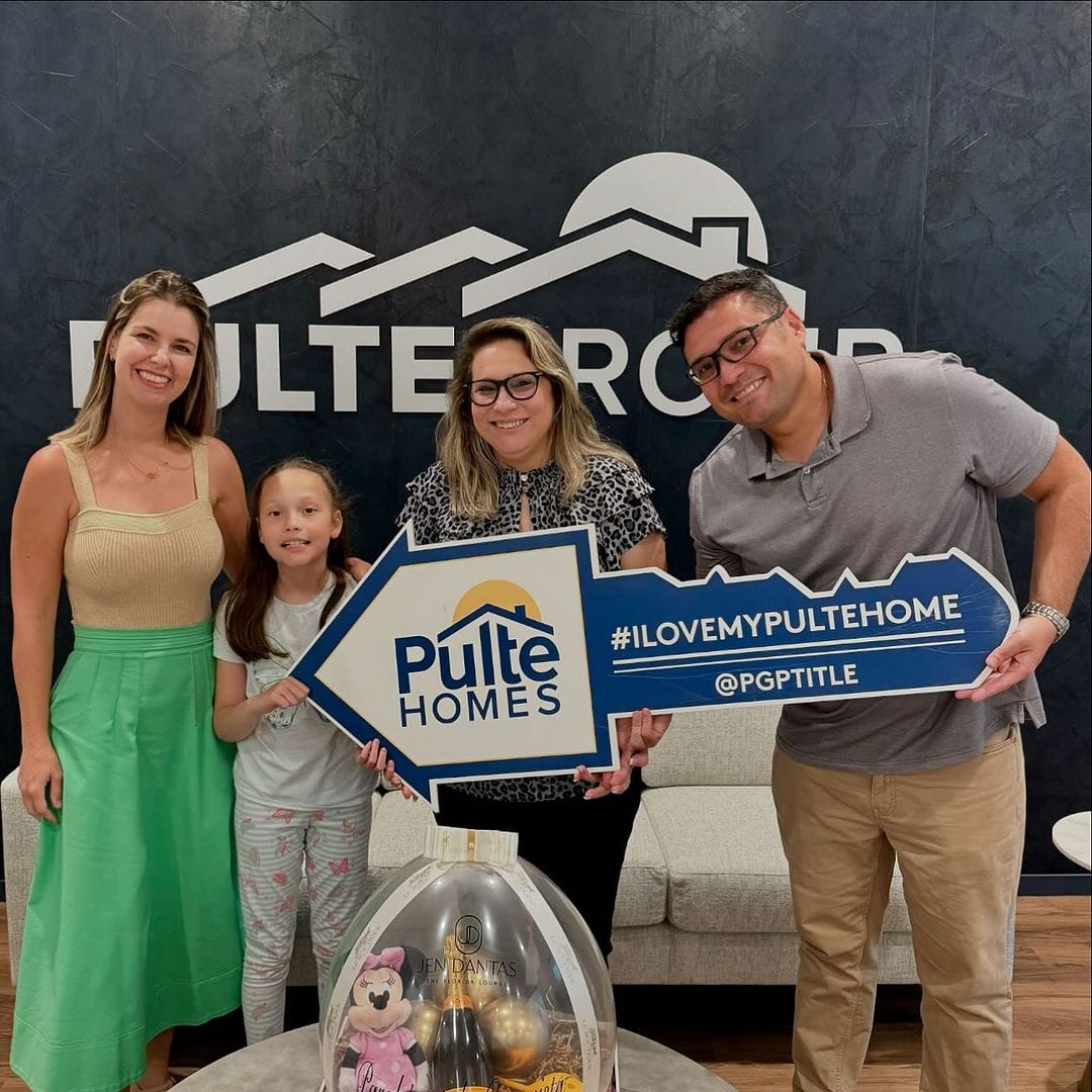 Família comemorando a compra da casa em Orlando