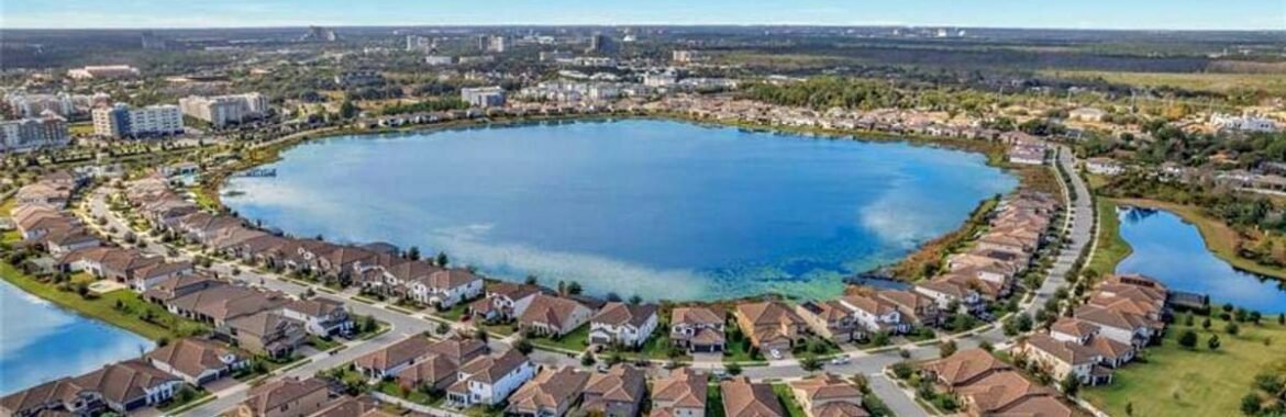 Casas à Venda em Ruby Lake em Orlando: Comunidade Residencial com Conforto e Lazer Perto do Centro