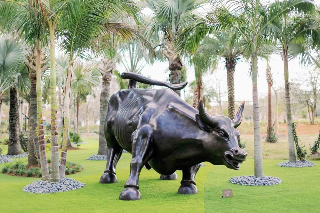 O Que Fazer em Lake Nona: Guia Completo para Moradores e Visitantes 5 - Jen Dantas Escultura Charging Bull de Arturo di Modica no Lake Nona Sculpture Garden