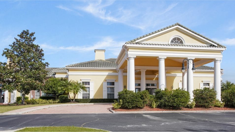 Providence em Davenport: casas modernas com clube completo a 20 minutos de Orlando 3 - Jen Dantas olh providence pic clubhouse entrance 12 20 22 - Jen Dantas