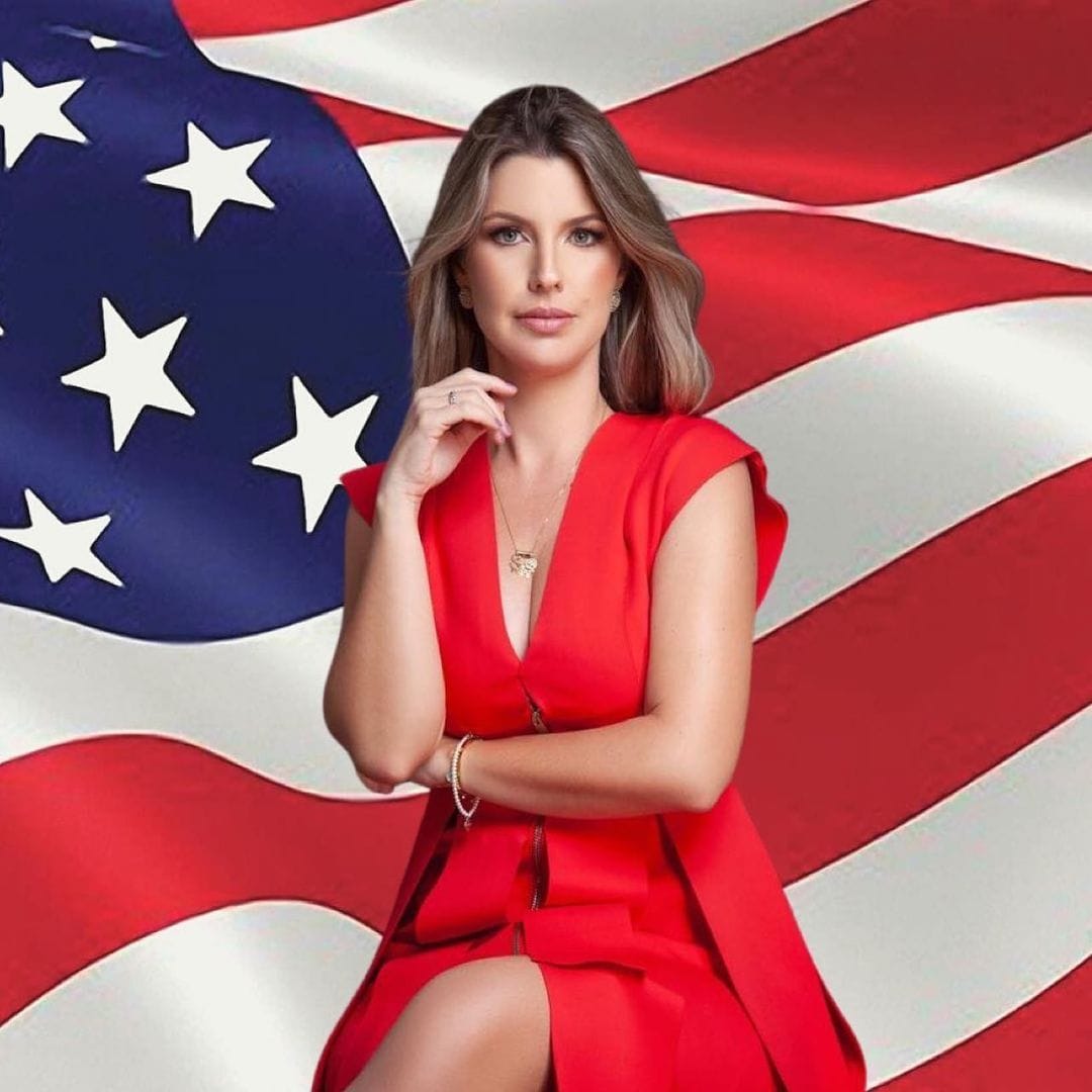 Jen Dantas, corretora de imóveis em Orlando, com a bandeira dos Estados Unidos ao fundo