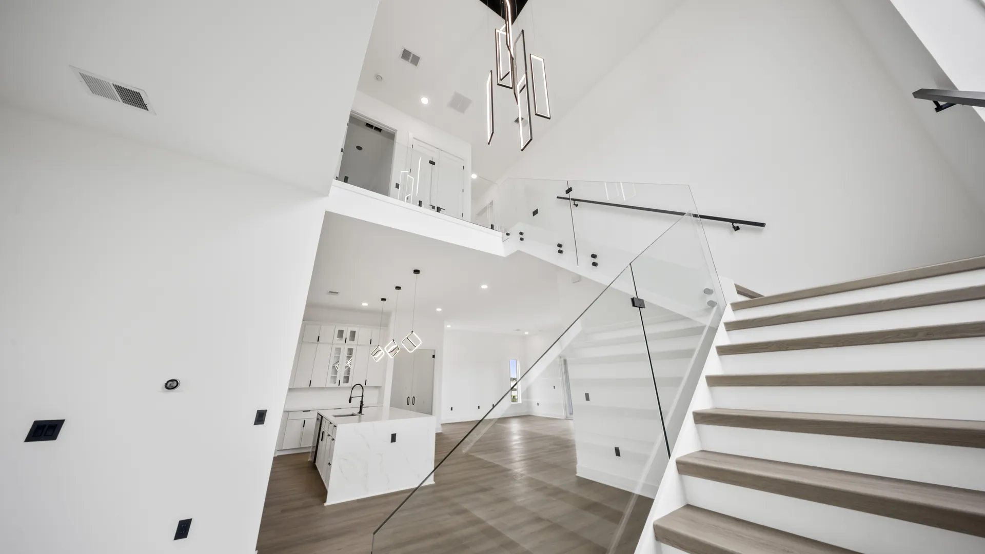 O DOMÍNIO SOBRE AS ÁGUAS (156 Caladium Ave) 1 - Jen Dantas 156 Caladium Ave — escada flutuante em vidro