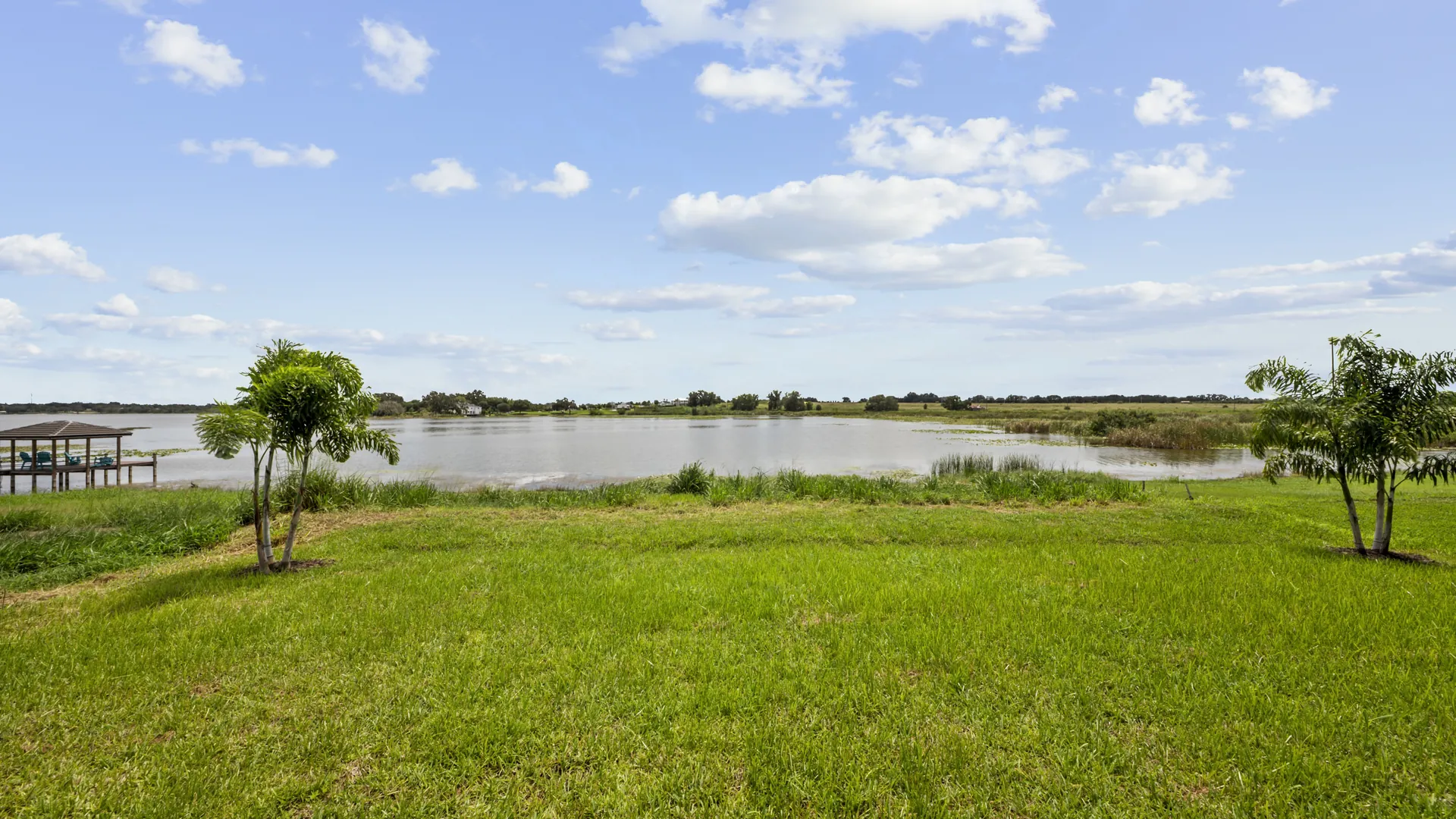 O DOMÍNIO SOBRE AS ÁGUAS (156 Caladium Ave) 2 - Jen Dantas 156 Caladium Ave — vista lakefront para o lago